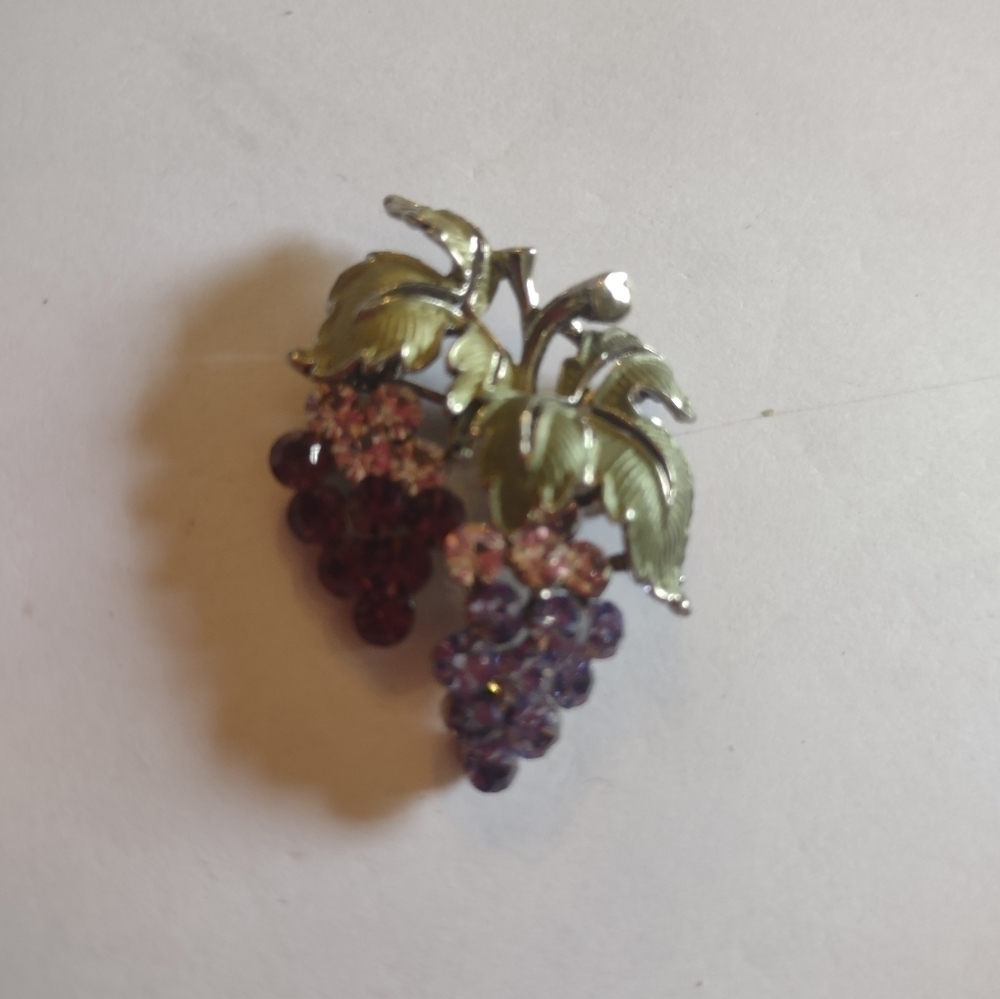 Vintage women's ESTATE rhinestone grape brooch pin